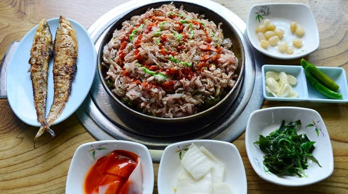 입안에서 살아나는 고향의 맛 웅어회 미꾸라지털레기 닭칼국수