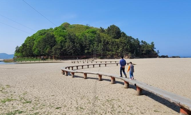 삼척의 비경 덕봉산 해안길에서 자연과 하나 되다